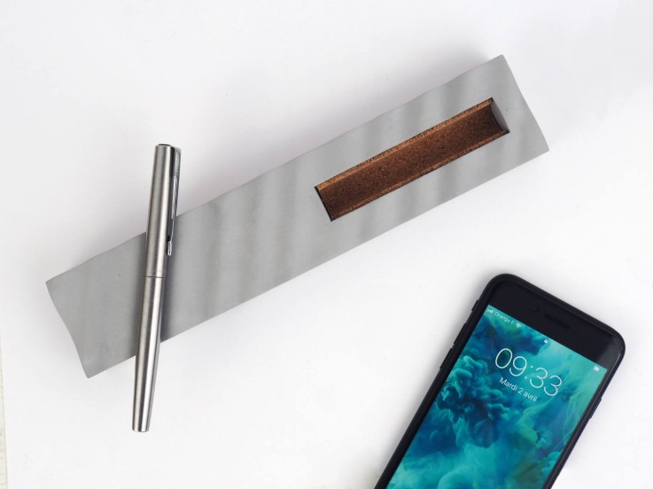 Support téléphone et stylos en béton Onde