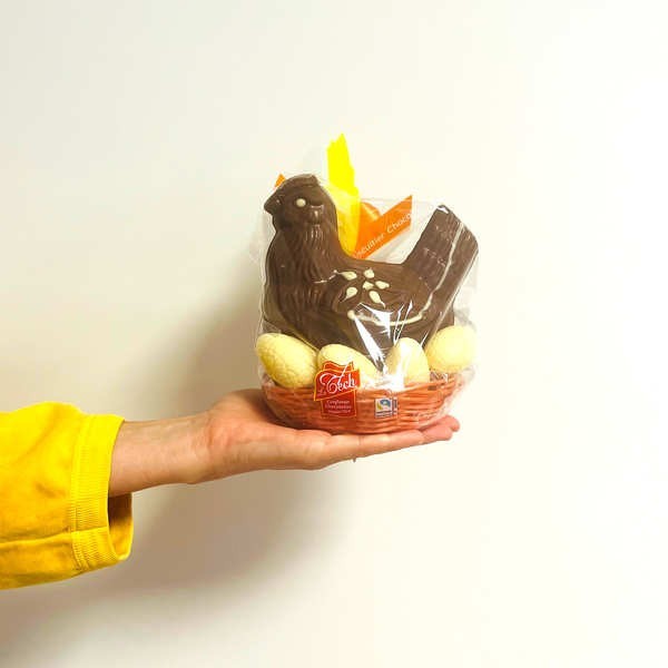 Corbeille de Pâques - La poule et ses oeufs en chocolat - Corbeille de 200g