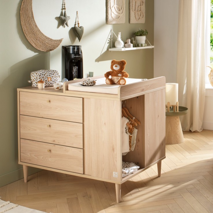 Commode-îlot bébé avec plan à langer décor bois chêne suave avec rangements 3 faces - roulettes incluses