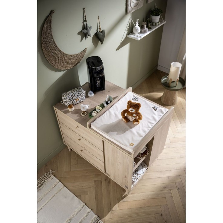 Commode-îlot bébé avec plan à langer décor bois chêne suave avec rangements 3 faces - roulettes incluses