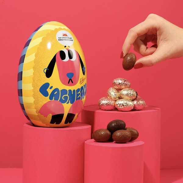 Œuf métal le Loup & l'Agneau garni d'œufs praliné noisettes & caramel, chocolat au lait et noir - Œuf métal de 225g