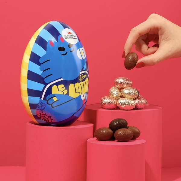 Œuf métal le Loup & l'Agneau garni d'œufs praliné noisettes & caramel, chocolat au lait et noir - Œuf métal de 225g