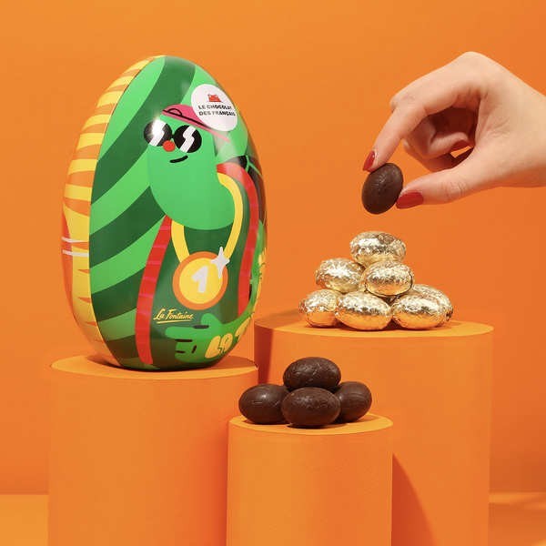 Œuf métal le Lièvre et la Tortue garni de petits œufs au chocolat noir fourré - Œuf métal de 225g