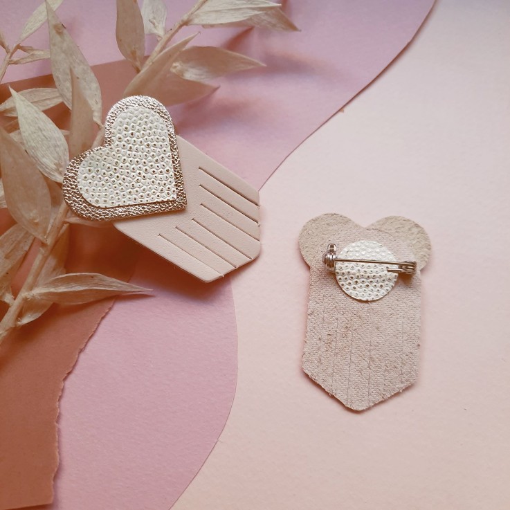 Broche en cuir coeur EX-VOTO Ivoire