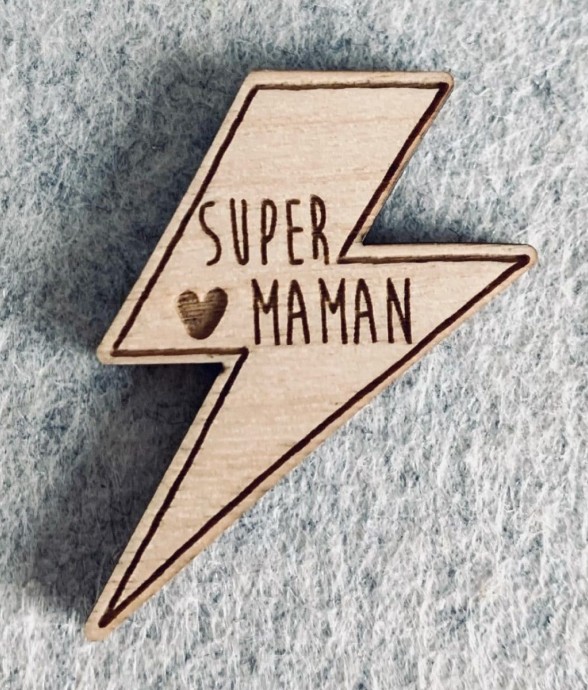 Pin's en bois - Super maman