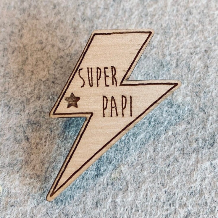 Pin's en bois - Super papi