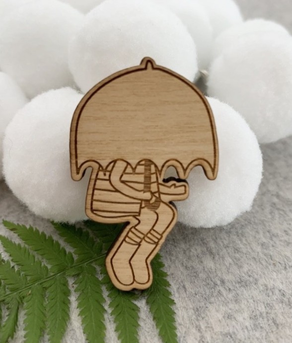 Pin's en bois - Sous la pluie