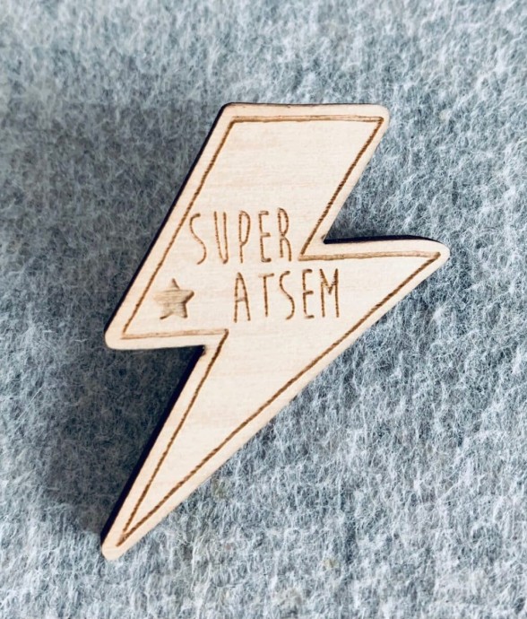 Pin's en bois - Super ATSEM