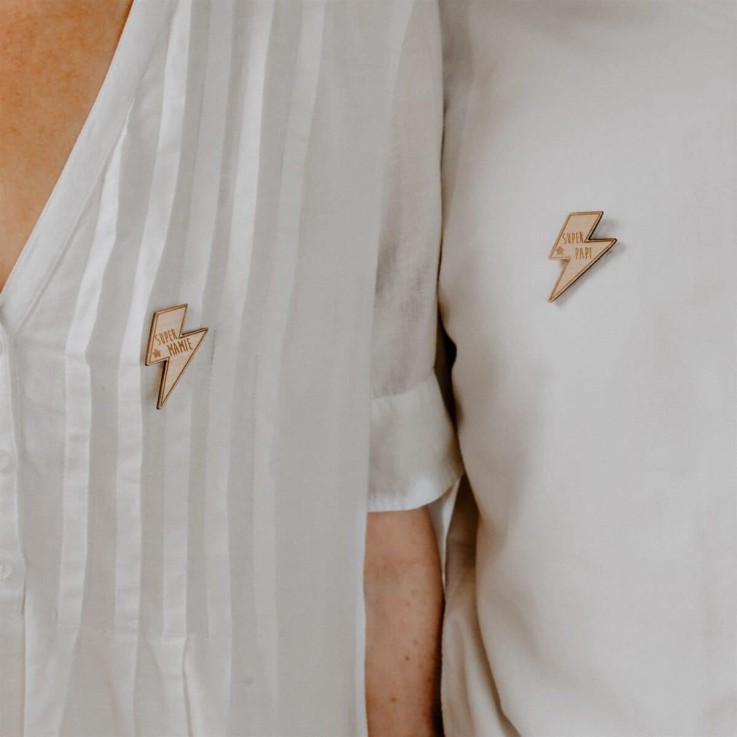 Pin's en bois - Super mamie