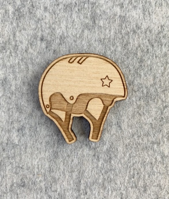 Broche en bois - Casque