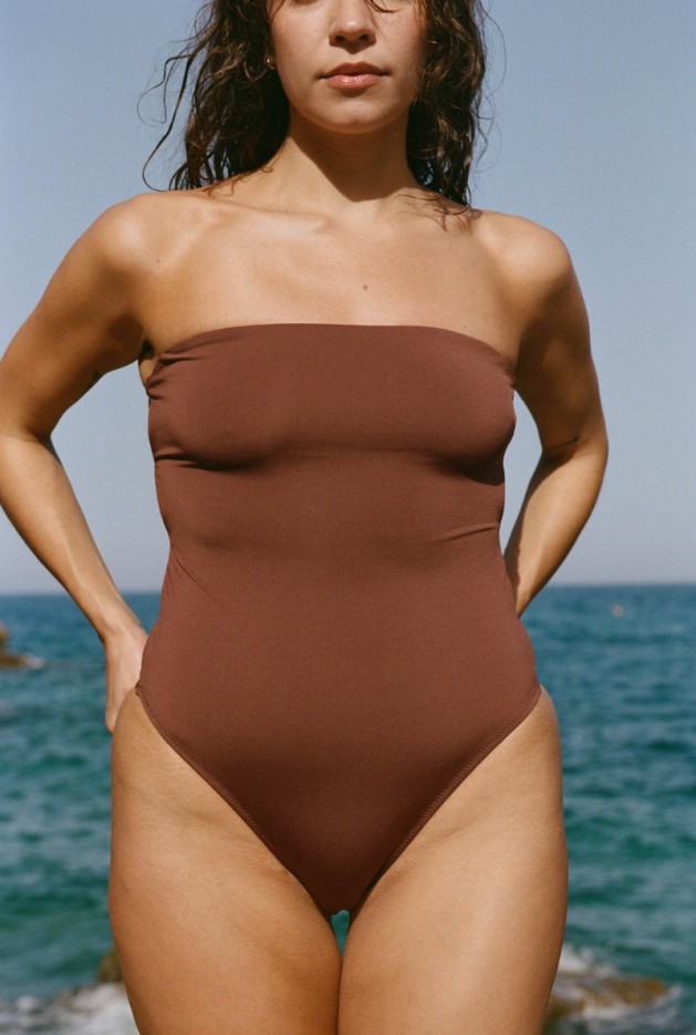 Une pièce Carlota marron Fibres Recyclées