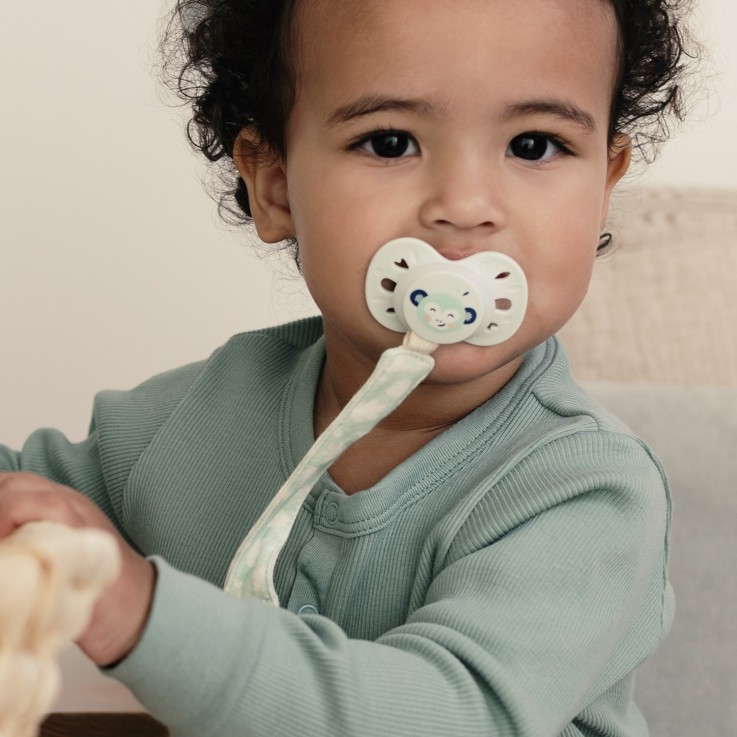 Attache-sucette anatomique