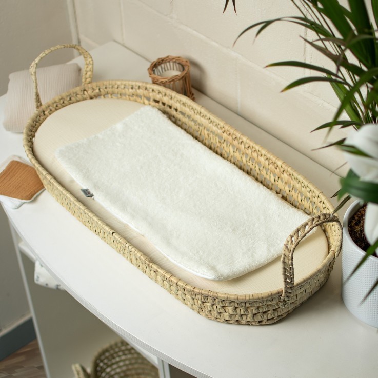 Matelas à langer + panier en fibres naturelles