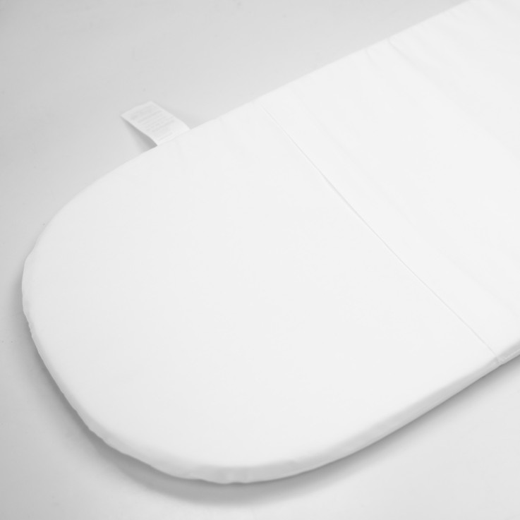 Matelas à langer + panier en fibres naturelles