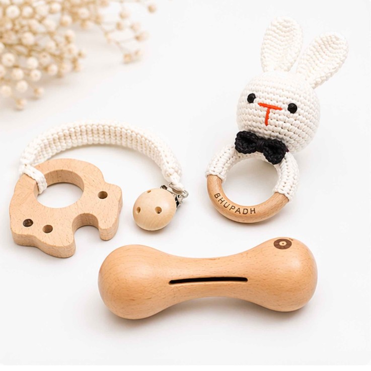 Coffret de 3 hochets en coton et bois naturel