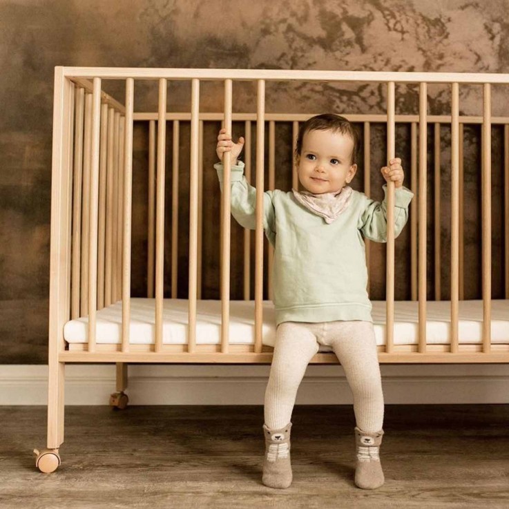 Lit pour enfant à barreaux pliable 60x120 cm avec matelas, Bois naturel