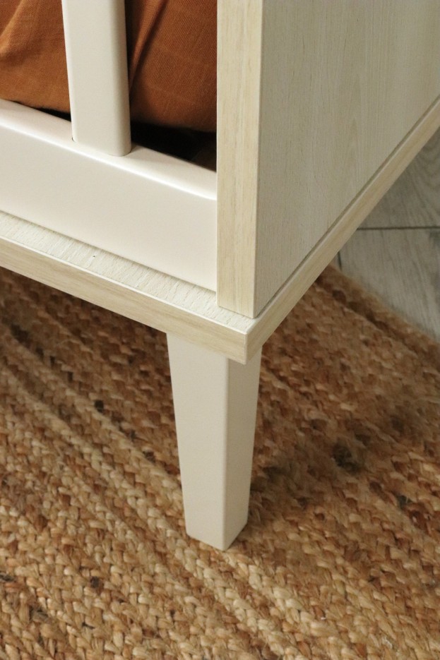 Lit bébé 120x60 sur pieds - décor bois hêtre cendré