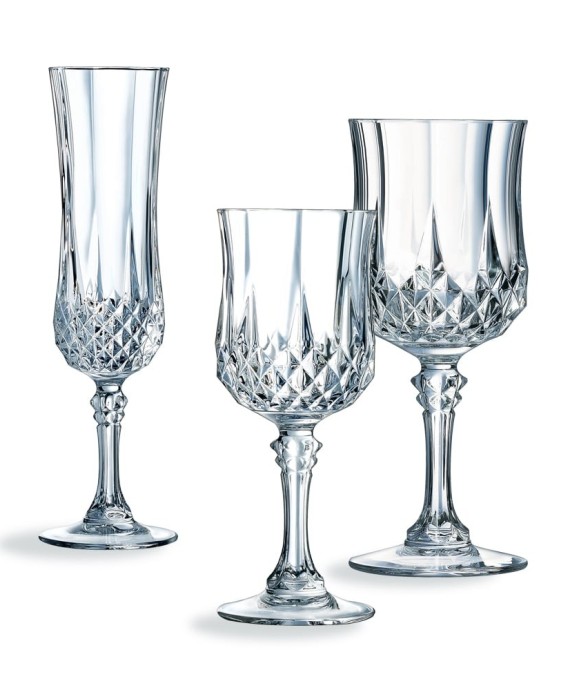 Ensemble 18 verres à pied...