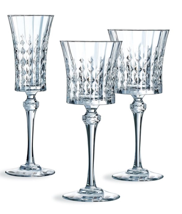 Ensemble 18 verres à pied...