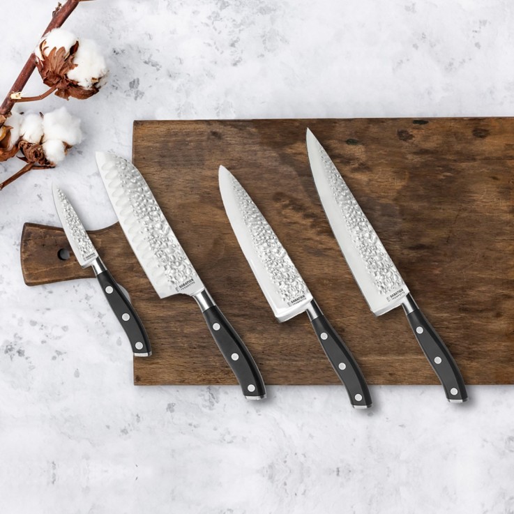 Couteau santoku 18cm en inox martelé avec protection de lame
