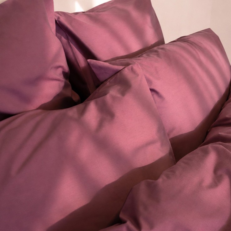 Parure de lit unie prune en percale de coton bio, taies carrées, LES ESSENTIELS