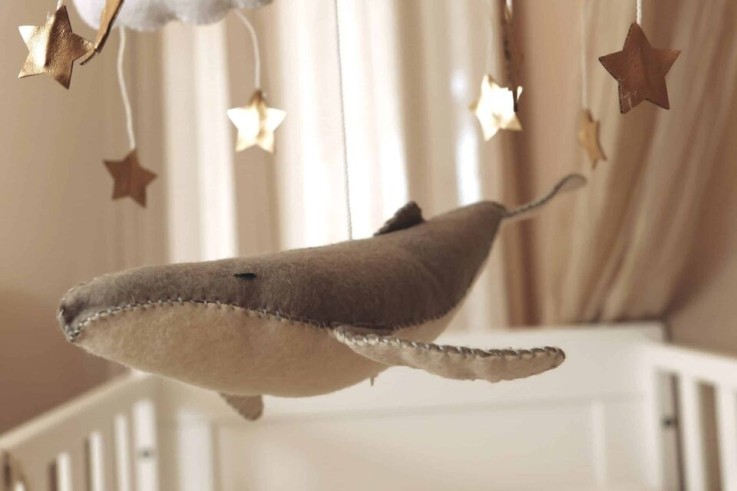 Mobile Baleine avec Ballons pour bébé fait main en bois