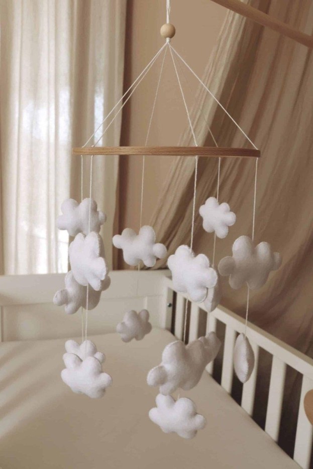 Mobile Nuages pour bébé fait main en bois