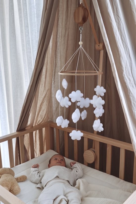 Mobile Nuages pour bébé fait main en bois