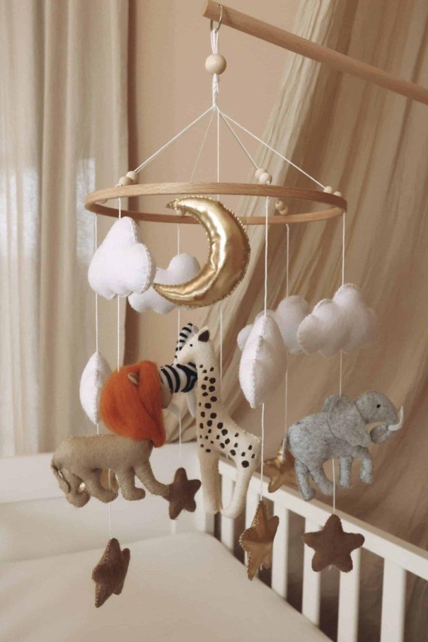 Mobile Safari pour bébé fait main en bois