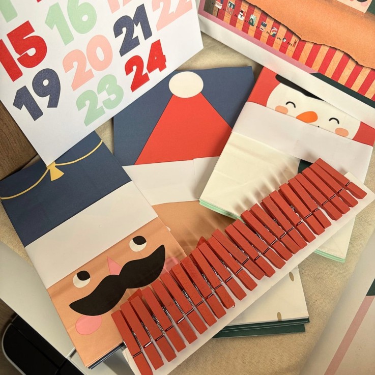 Kit pour faire son propre calendrier de l'Avent - Santa & Friends