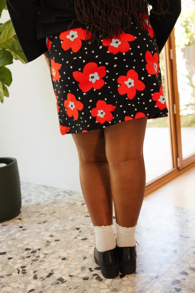 Jupe Atlas - courte et droite - imprimé floral à pois sur fond noir - coton biologique