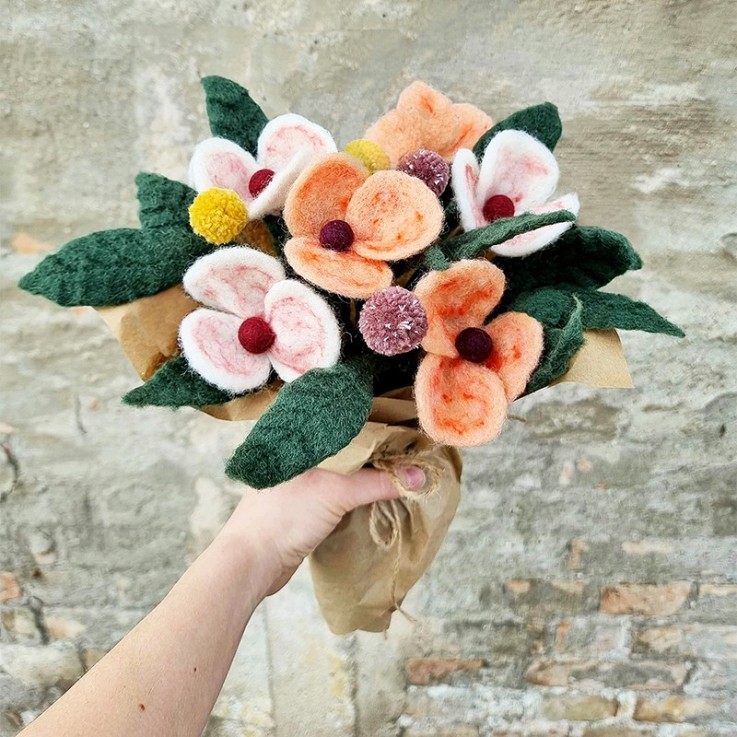 Fleur en laine naturelle, coquelicot blanc