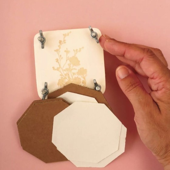 Presse-fleurs de poche - 8 x 8 cm - cartons et papiers intercalaires inclus