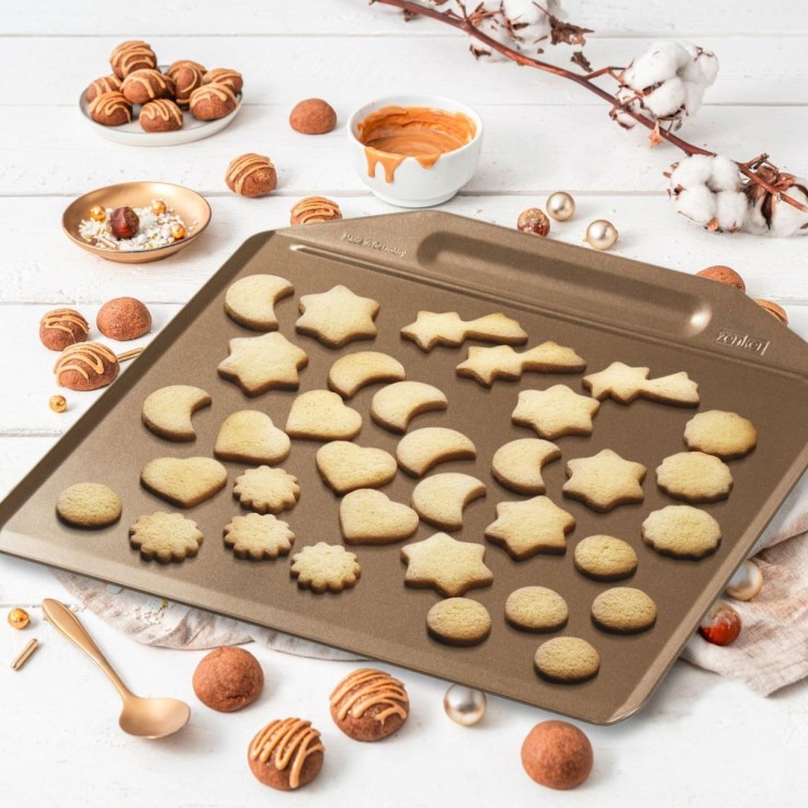 Plaque de cuisson avec 7 emporte-pièces de Noël en inox - dorée