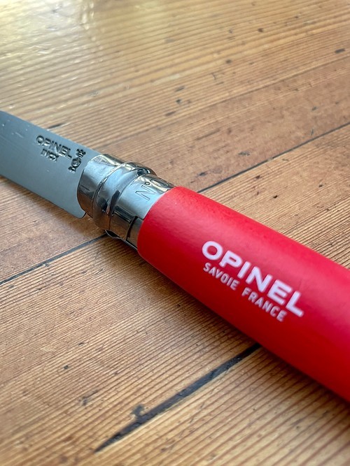 Le Pack Baroudeur une Gourde Concave Rouge et un Opinel