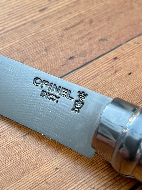 Le Pack Baroudeur une Gourde Concave Rouge et un Opinel