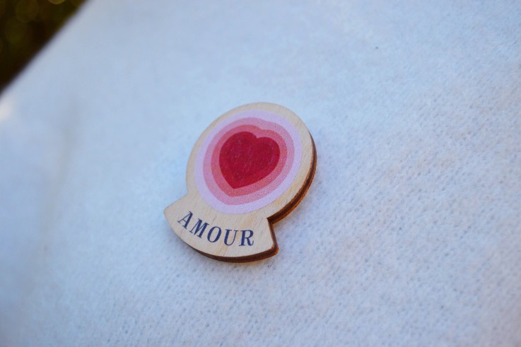 Broche magnétique en bois Amour