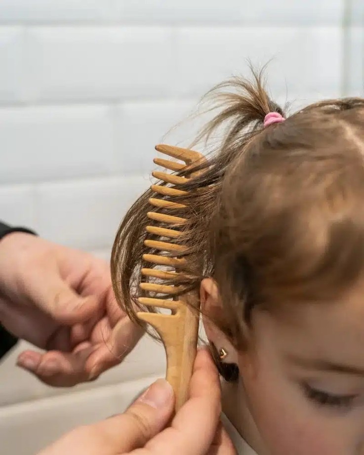 Peigne en bois à dents larges pour cheveux bouclés