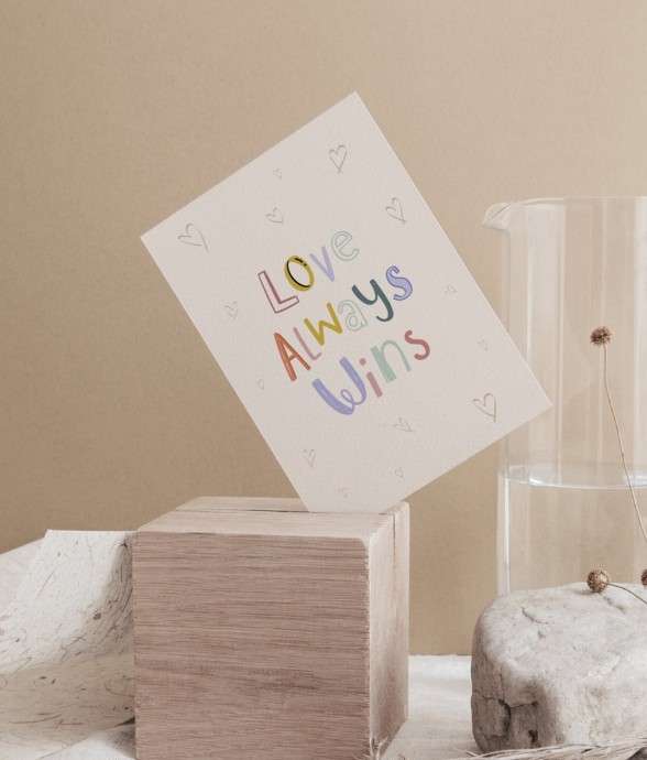 Carte Postale Love Always Wins
