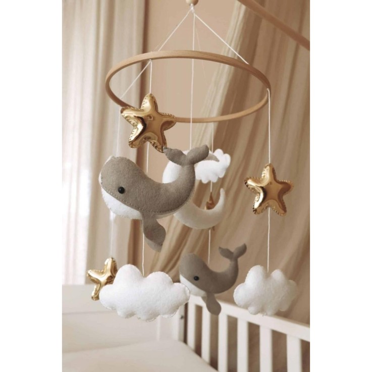 Mobile Petites Baleines pour bébé fait main en bois