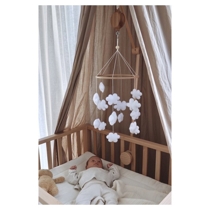 Mobile Nuages pour bébé fait main en bois