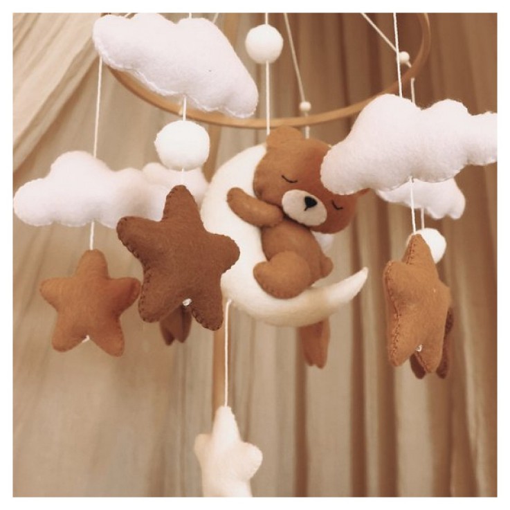 Mobile Teddy pour bébé fait main en bois