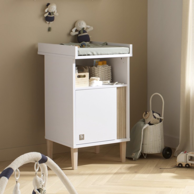 Meuble à langer avec détail imitation bois texturé et pieds bois