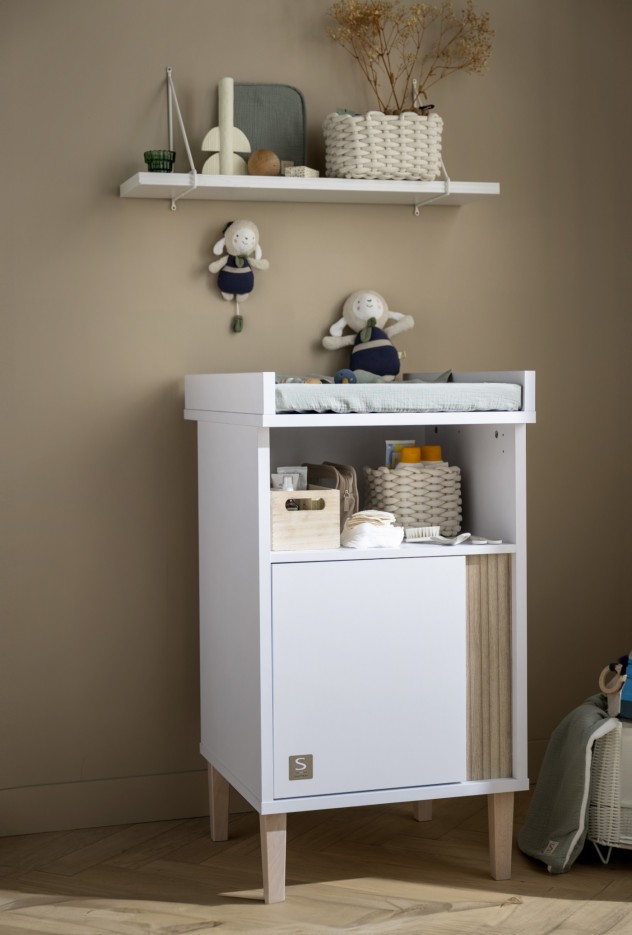 Meuble à langer avec détail imitation bois texturé et pieds bois