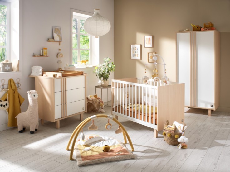 Lit bébé 120x60 avec pieds décor chêne velours et balustres blancs