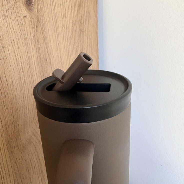 Straw cup isotherme avec poignée Mocha 800 ml - 24 BOTTLES